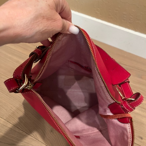 GUC~Dooney & Bourke Red Leather, Quiet Luxury, Large Shoulder bag/Tote/ Handbag - Picture 9 of 13